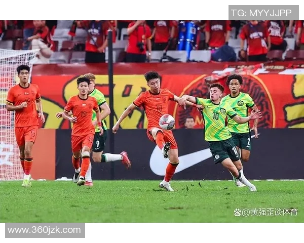 外国球星观赛中国足球比赛 热议中国足球发展与未来潜力